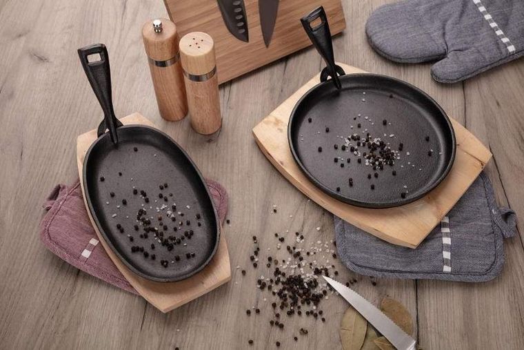 Banquet, Grada, patelnia żeliwna z drewnianą deską, 23-14 cm