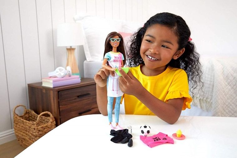 Barbie, Kariera Niespodzianka, lalka szatynka z akcesoriami, zestaw