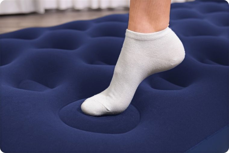 Bestway, materac welurowy z pompką nożną, 188-99-28 cm