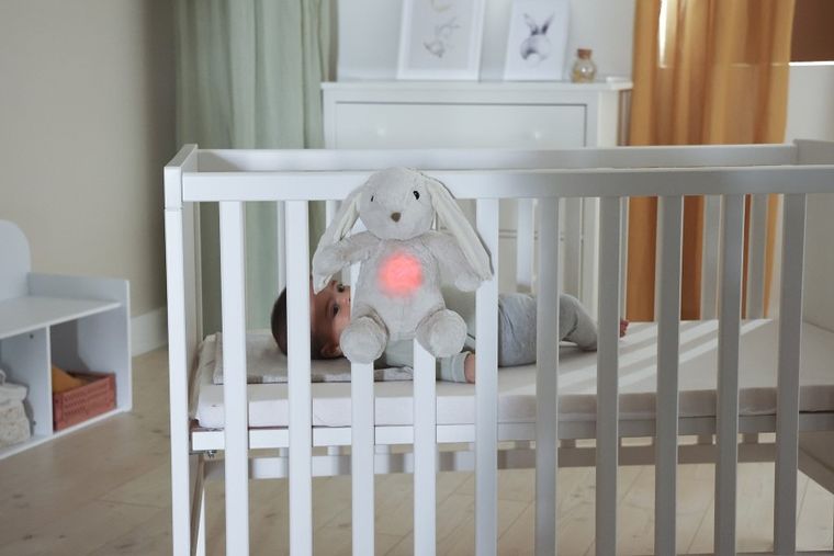 Cloud B, Love Light, Buddies Billy Bunny, szumiąca maskotka z czujnikiem ruchu i muzyką