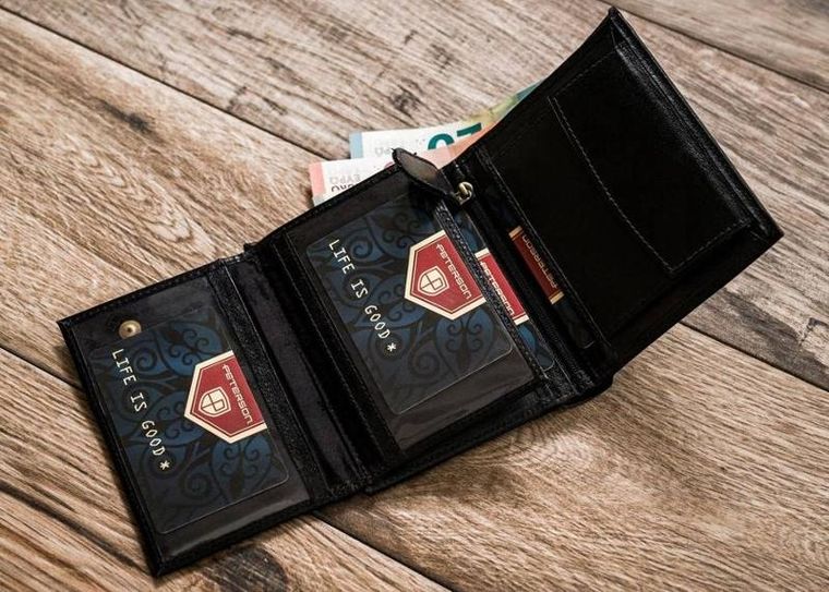 Czarny, pionowy portfel męski ze skóry naturalnej, Peterson