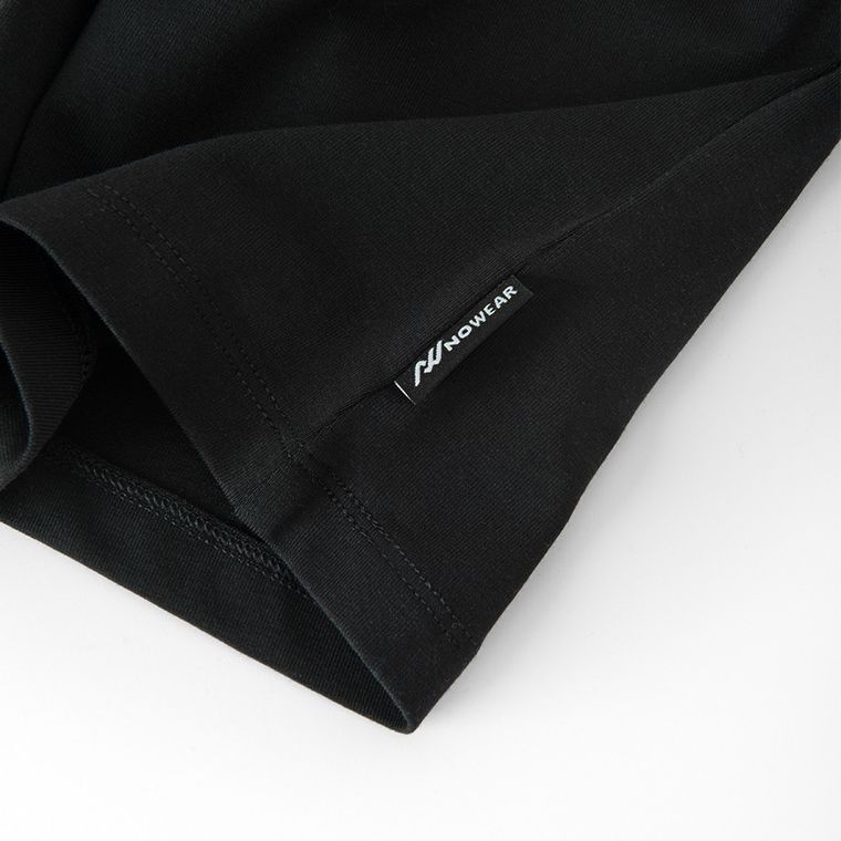 Czarny top z dekoltem NOWEAR