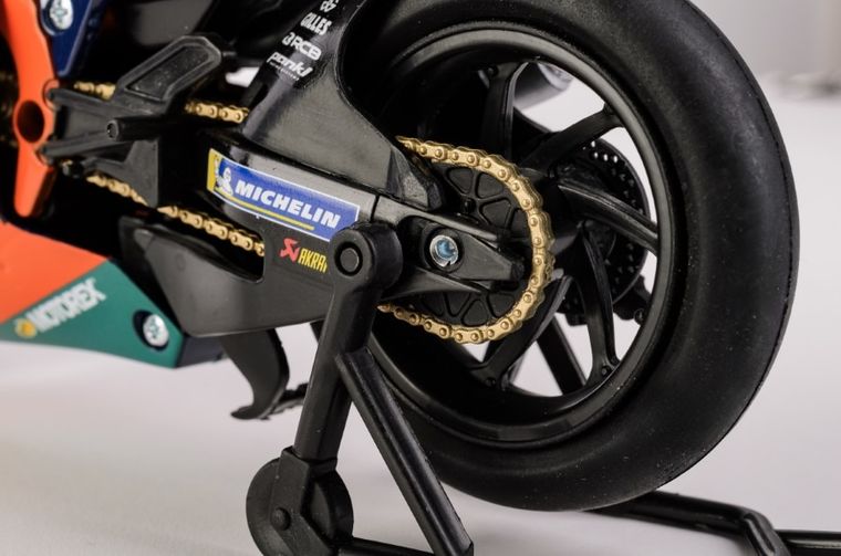 Daffi, Red Bull KTM Factory Racing Team RC16 2022 Rider: Brad Binder No.33, motocykl, model metalowy, 1:12