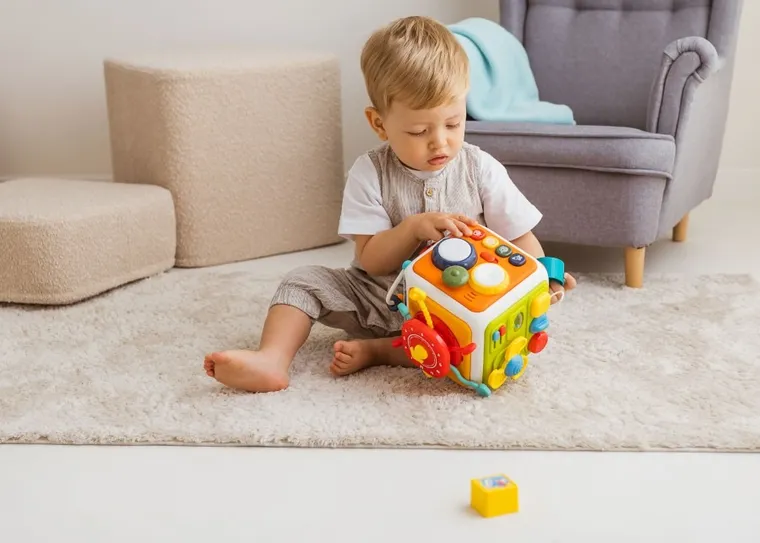 Dumel Discovery, Kostka kosmiczna zabawa, zabawka niemowlęca