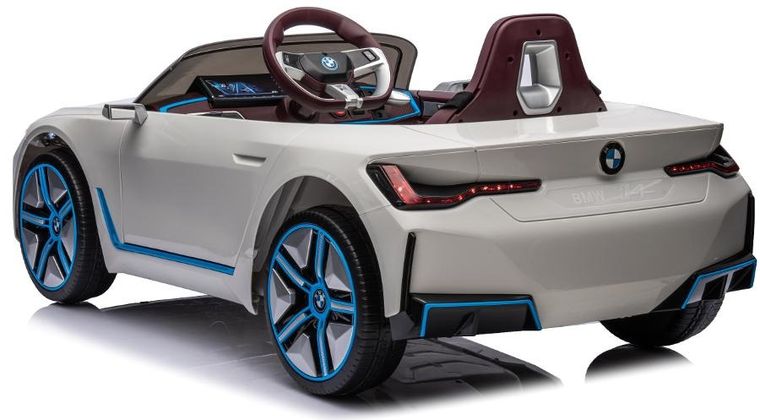 Enero, BMW I4, pojazd na akumulator, biały