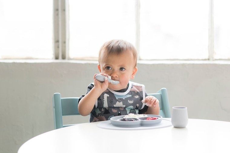 EZPZ, Tiny Spoon, silikonowa łyżeczka 2 szt. pastelowa szarość