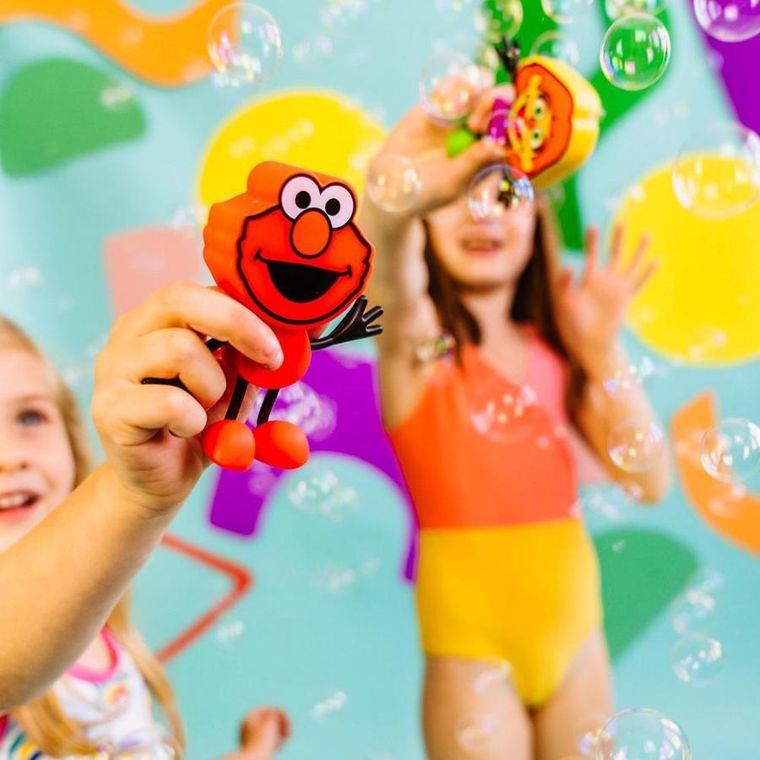 Glo Pals, Julia, postać do kąpieli i kostki sensoryczne świecące w wodzie, zestaw