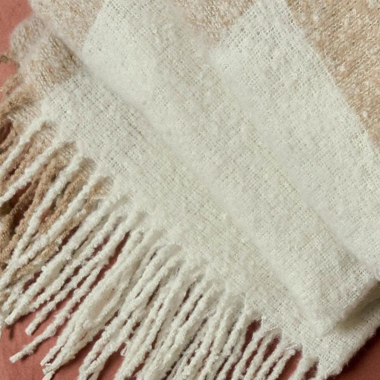 Homla, Allora, koc z przędzy, boucle ecru, 130-170 cm