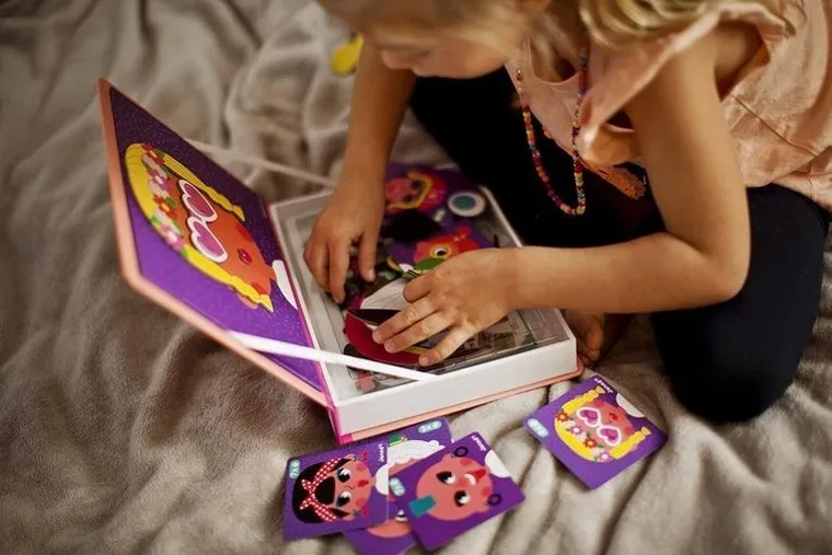 Janod, Magneti’book, Śmieszne buzie, Dziewczynka, magnetyczna układanka