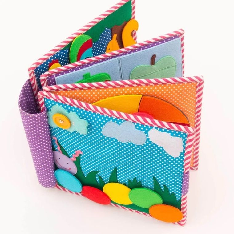 Jolly Designs. Gąsienica. Książeczka sensoryczno-manipulacyjna