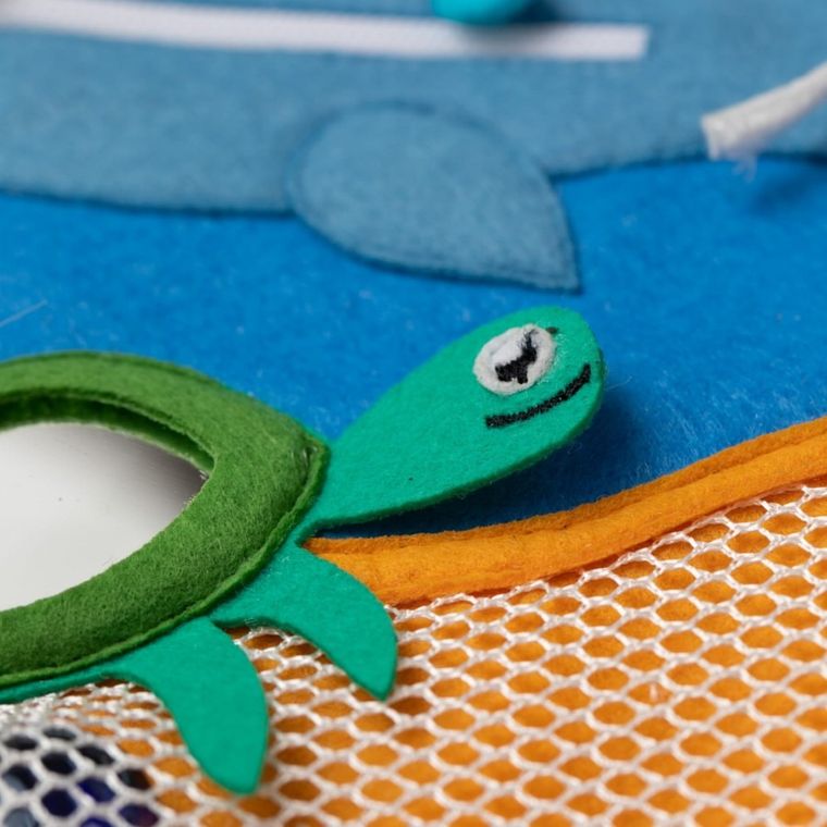 Jolly Designs. Magiczna Ryba. Tablica manipulacyjna. Książeczka sensoryczna