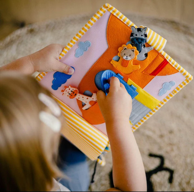 Jolly Designs. Podróżnik. Książeczka sensoryczno-manipulacyjna