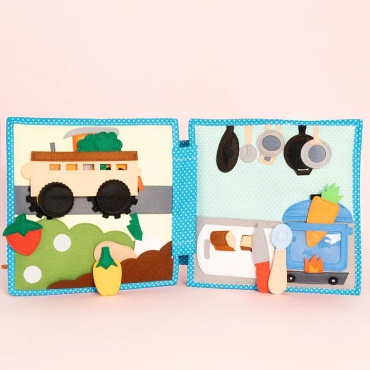 Jolly Designs. Zawody. Książeczka sensoryczno-manipulacyjna