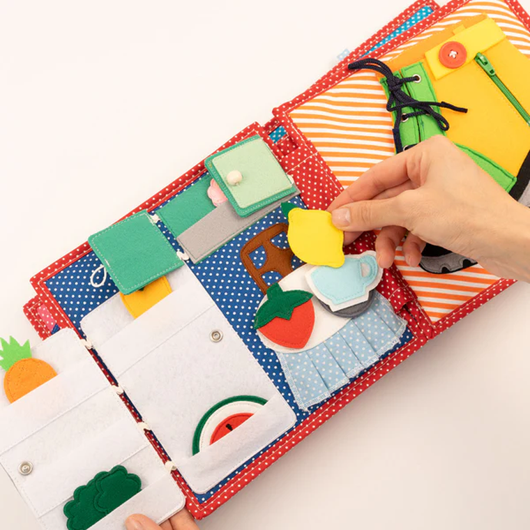 Jolly Designs. Życie domowe. Książeczka sensoryczno-manipulacyjna