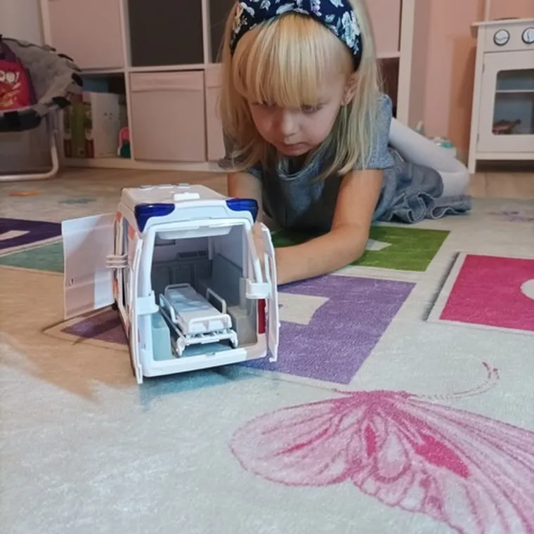 Kruzzel, karetka pogotowia, ambulans, pojazd interaktywny