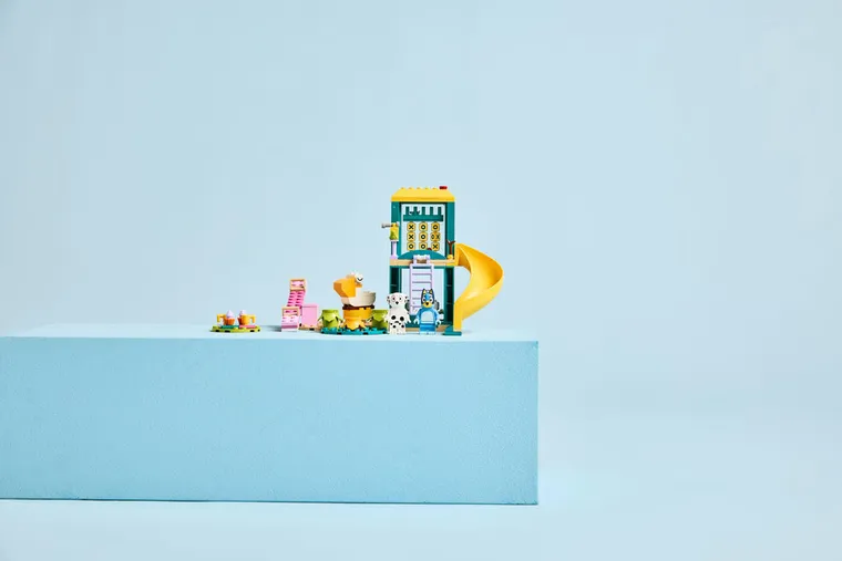 LEGO Bluey, Blue i Łatka na placu zabaw, 11201