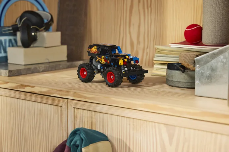 LEGO Technic, Monster Jam Grave Digger Ogień i lód, 42219