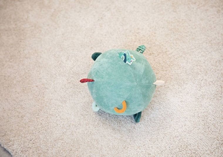 Lilliputiens, Smok Joe, piłeczka sensoryczna z dźwiękiem, 6m+