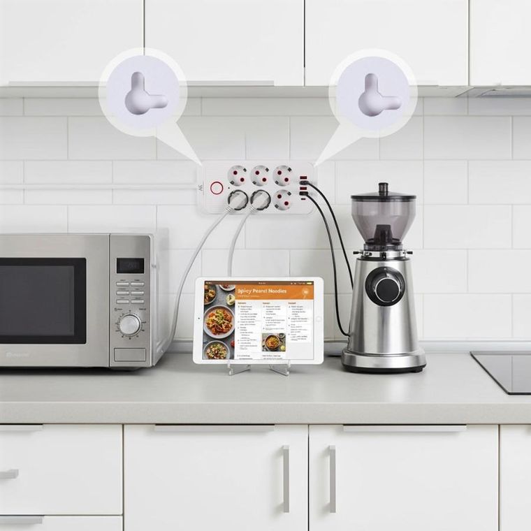 Maclean, listwa zasilająca, 6 gniazd + 4xUSB, biała, 110-240V, AC 50/60HZ, 2.1A, MAX 2500W, 1,5m