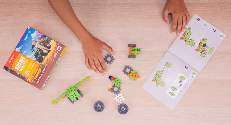 Marioinex, Mini Waffle, Farmer, Traktor z opryskiwaczem, klocki konstrukcyjne, 50 elementów