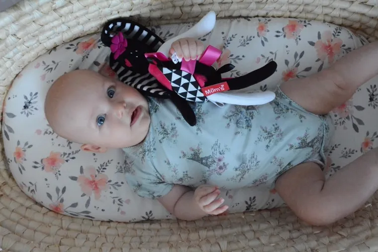 Mom's Care, króliczek, pierwsza maskotka, zabawka sensoryczna