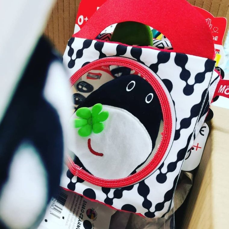 Mom's Care, krówka, książeczka do łóżeczka, zabawka sensoryczna