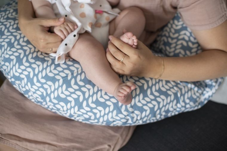 Motherhood, Classics beżowa, poduszka dla kobiet w ciąży i do karmienia