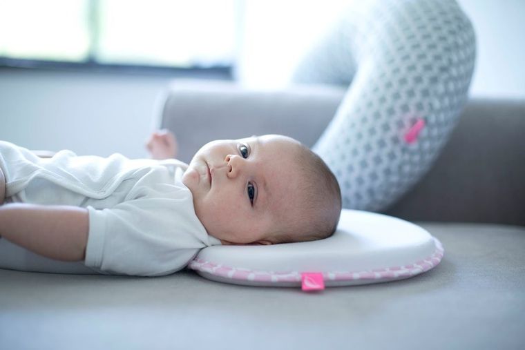 Motherhood, Kwadraty Różowe, ergonomiczna poduszka stabilizująca dla niemowląt