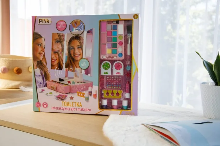 Pink It, interaktywna toaletka z akcesoriami do makijażu
