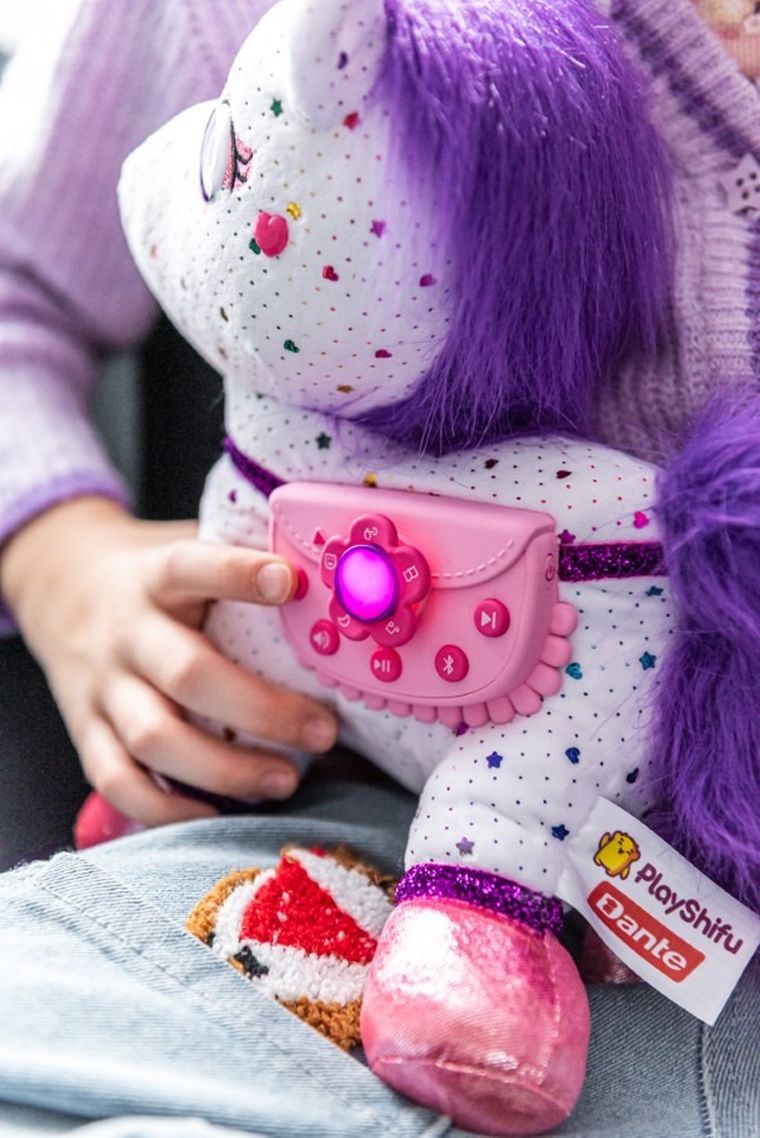 Playshifu, ZeeZee, interaktywna maskotka jednorożec