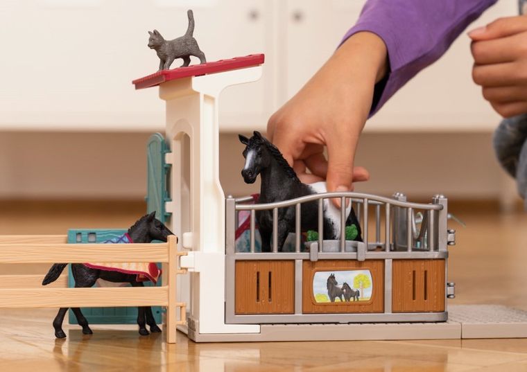 Schleich, Horse Club, Zagroda dla koni z klaczą oraz źrebakiem, zestaw, 42611