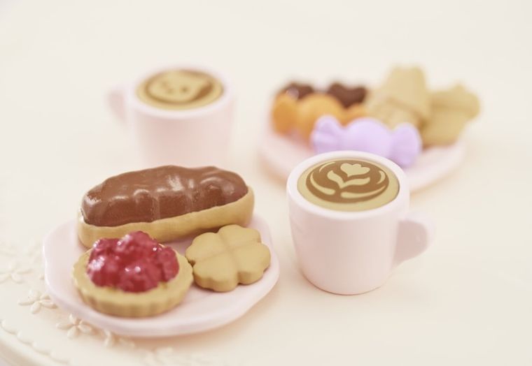 Sylvanian Families, Stół, krzesła i mnóstwo słodkości, zestaw z akcesoriami, 5742