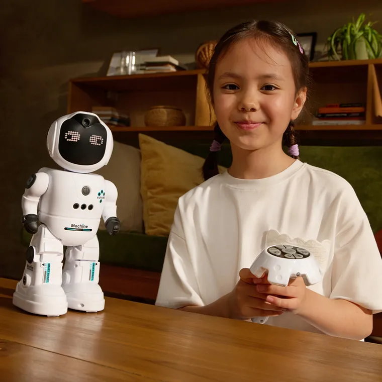 Tech-Bot, interaktywny robot zdalnie sterowany