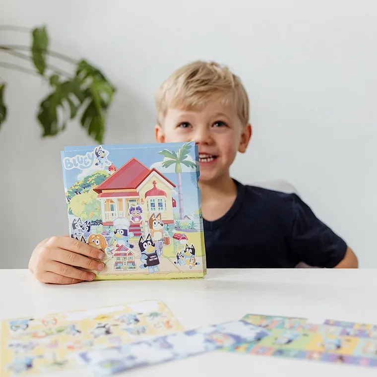 Totum, Bluey, zestaw naklejek z tłem