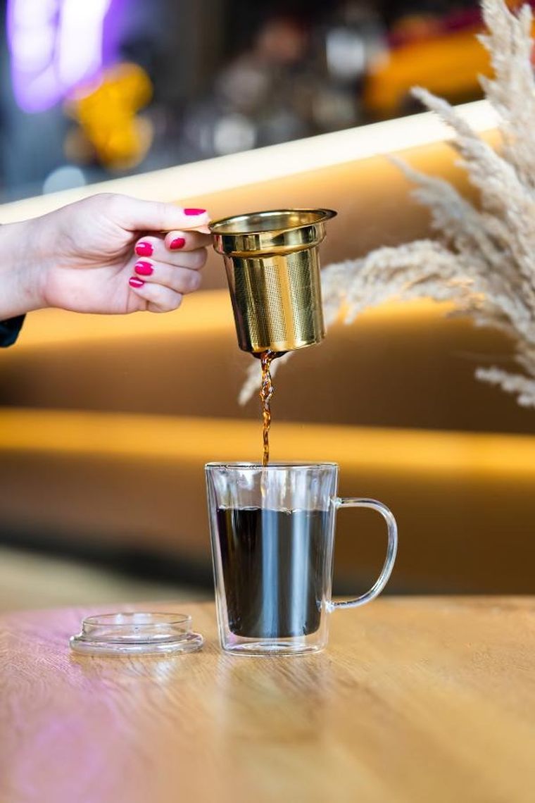 Vialli Design, szklanka z podwójną ścianką z zaparzaczem Amo, 300 ml