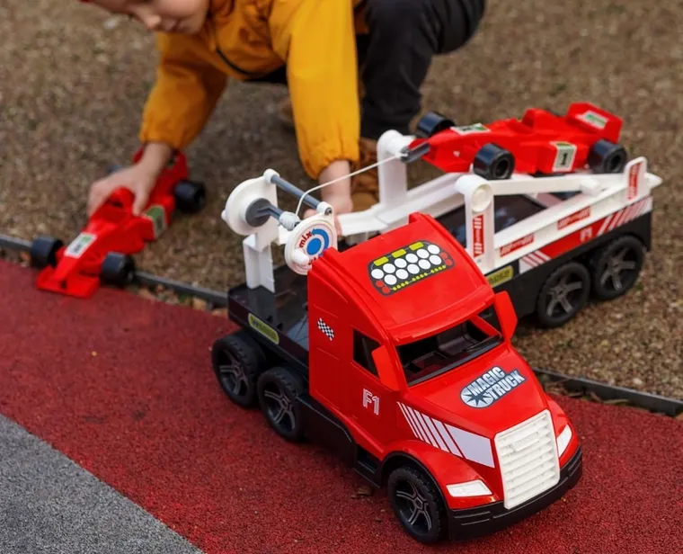 Wader, Magic Truck Action, ciężarówka laweta z bolidami wyścigowymi