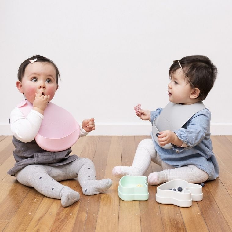 We Might Be Tiny, zestaw śliniaków silikonowych z kieszonką, różowy