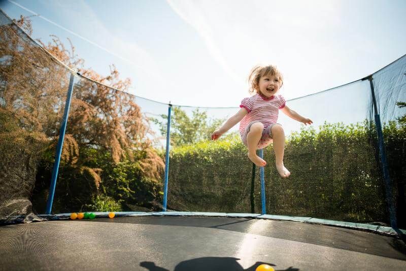 Trampolina – jaką wybrać dla dziecka? Najlepsze ogrodowe modele