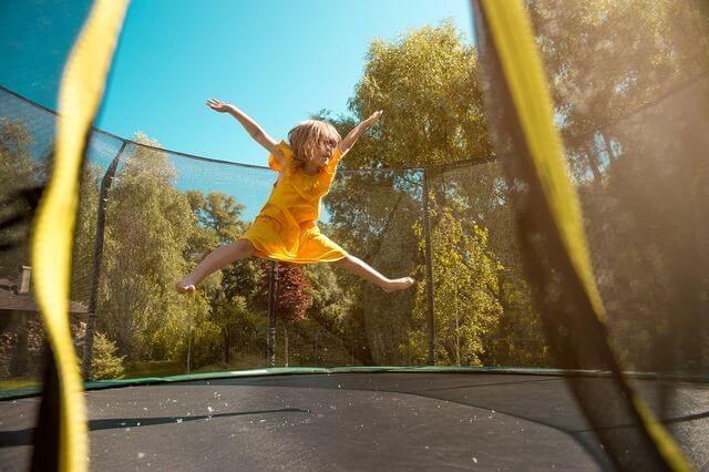 Ranking trampolin ogrodowych dla dzieci 2022. Jaka sprawdzi się najlepiej?