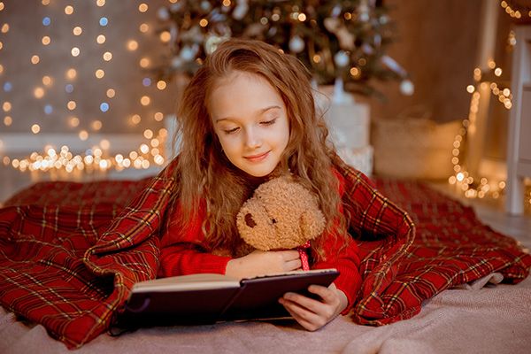 Magia świąt zaklęta w słowie. Książki świąteczne dla dzieci, które warto kupić.