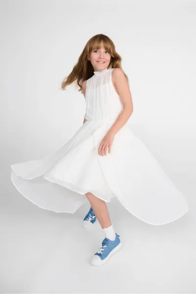 Biała, tiulowa sukienka za kolana