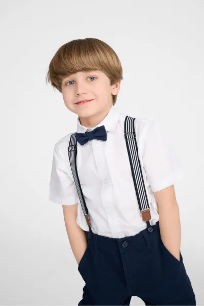 Granatowe chinosy i koszula