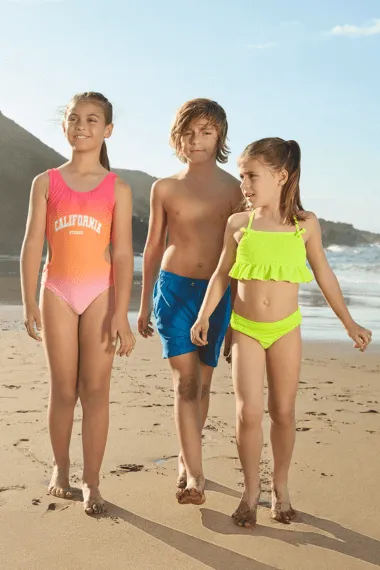 Modne i praktyczne stroje kąpielowe dla dzieci. 7 propozycji od Cool Club