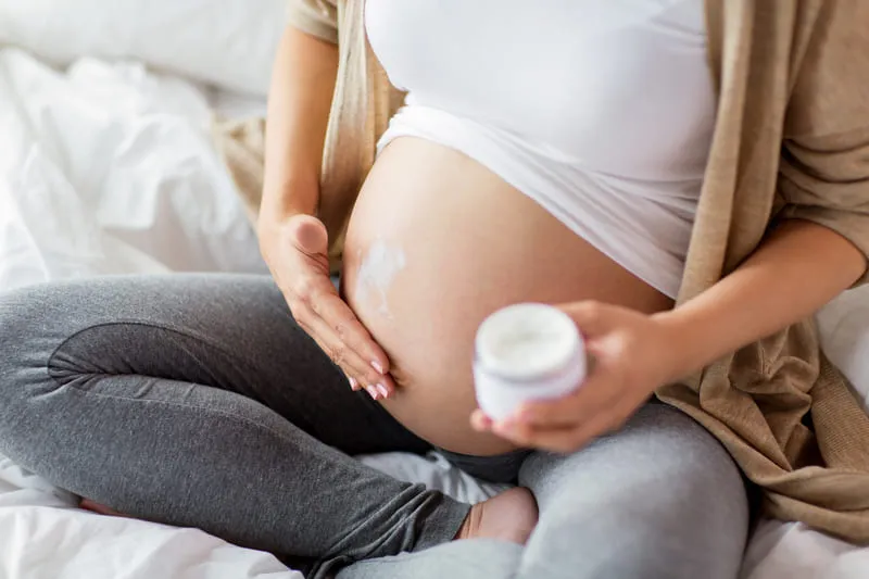 Jaki krem na rozstępy w ciąży? Ranking najlepszych produktów dla młodych mam