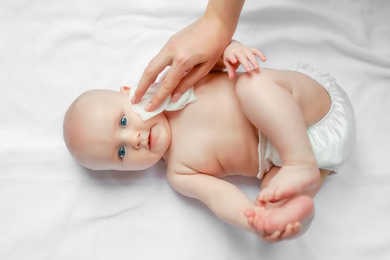 Chusteczki dla noworodka – ranking TOP 5. Jakie najlepiej sprawdzą się do skóry niemowląt?