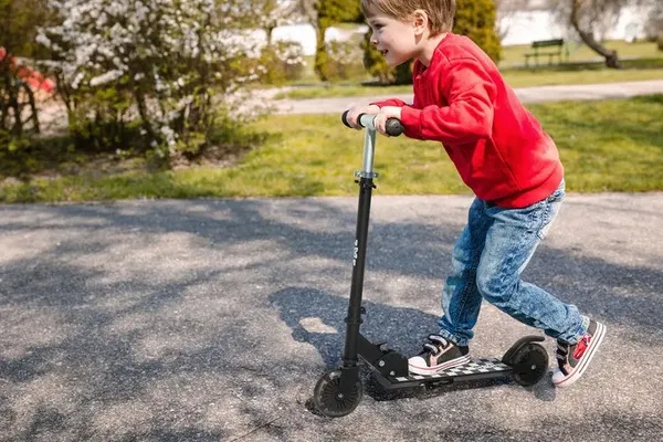 Kiedy pierwsza hulajnoga? Od ilu lat dziecko może na niej jeździć?