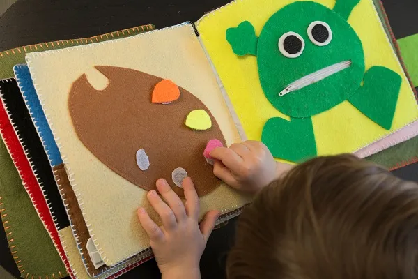Książeczki sensoryczne dla dzieci i niemowląt – co to jest i jak je dobrać do wieku dziecka?