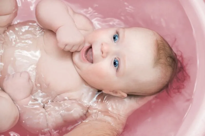W czym kąpać noworodka? Typujemy produkty do i po kąpieli 