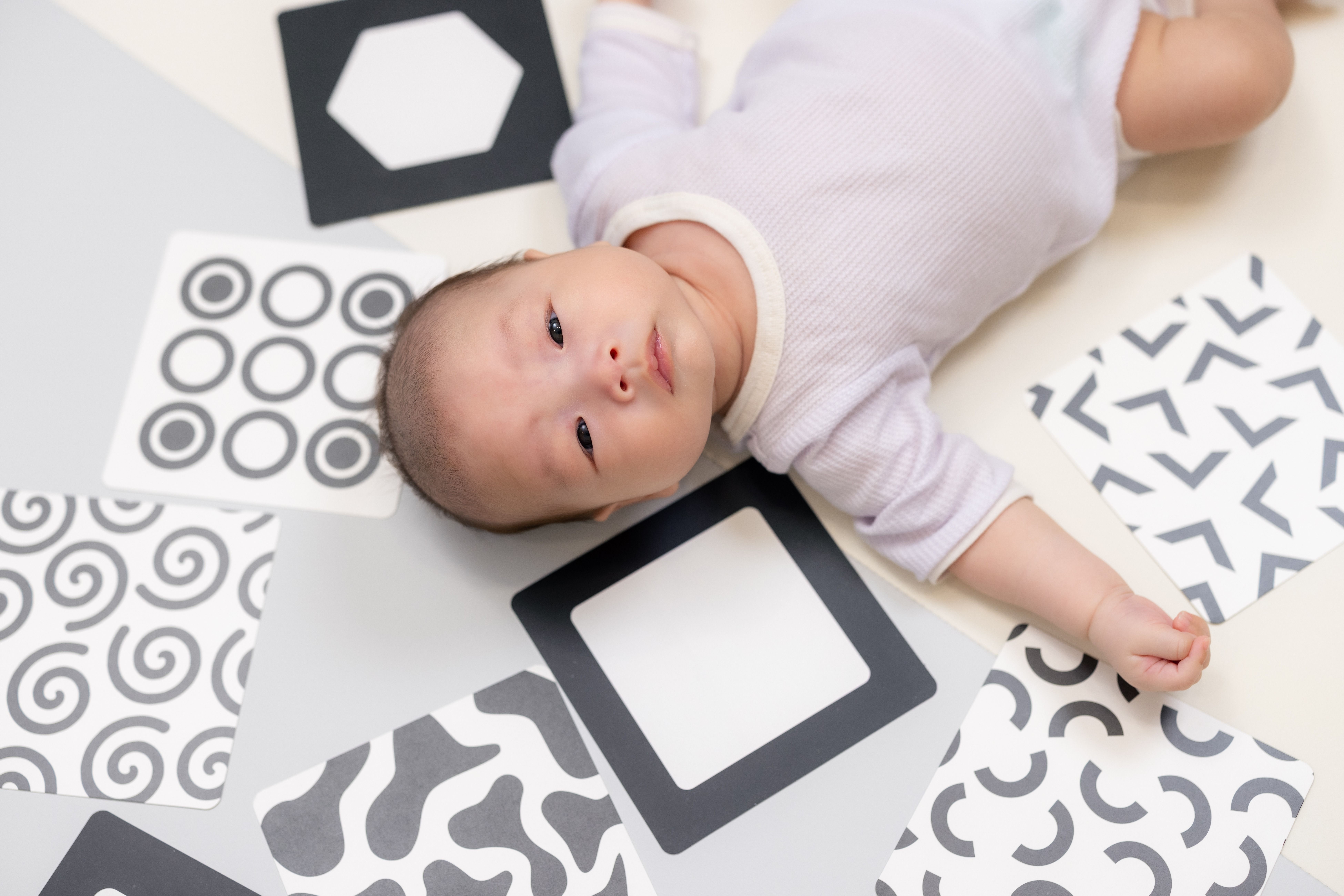 Dlaczego warto kupować niemowlętom czarno-białe zabawki?