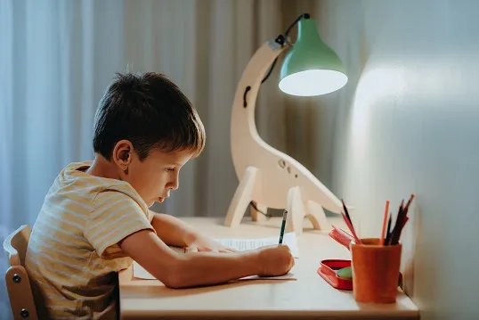 Jaka lampka na biurko dla dziecka najlepiej sprawdzi się do nauki? Podpowiadamy!